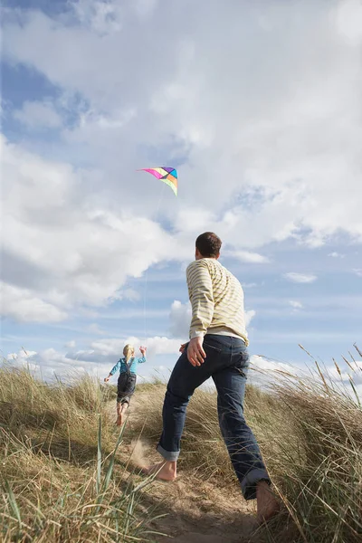 Vater Und Tochter Fliegen Drachen Auf Dünen — Stockfoto