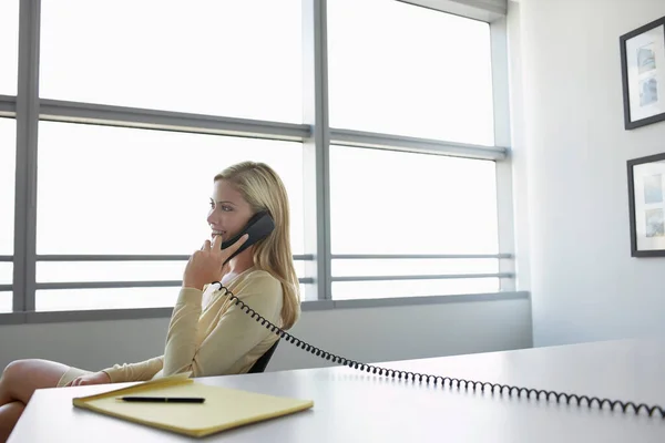 Biznes Kobieta Pomocą Telefonu Siedzi Przy Biurku Widok Boku — Zdjęcie stockowe