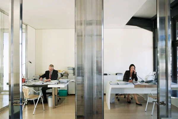 Dois Empresários Que Trabalham Vista Frontal Office — Fotografia de Stock
