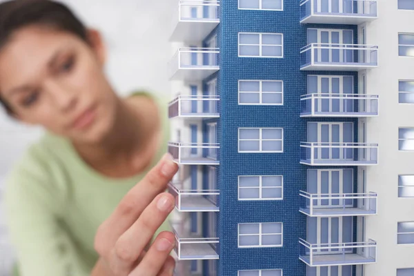 Mujer Adulta Inspeccionando Cerca Modelo Arquitectónico —  Fotos de Stock