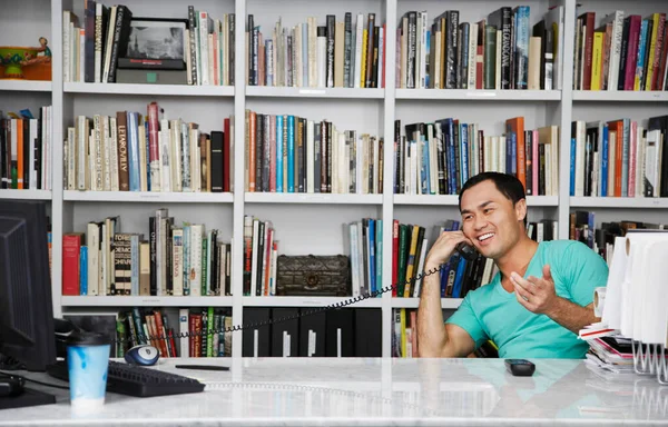 Mittlerer Erwachsener Mann Telefoniert Vor Bücherregal — Stockfoto