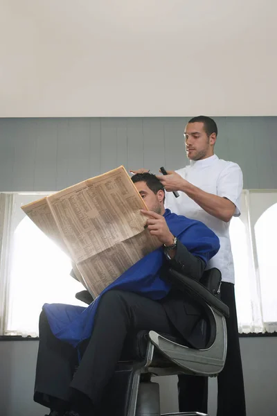 Obchodní Muž Čtení Novin Holič Stříhání Vlasů Holičství Shop — Stock fotografie