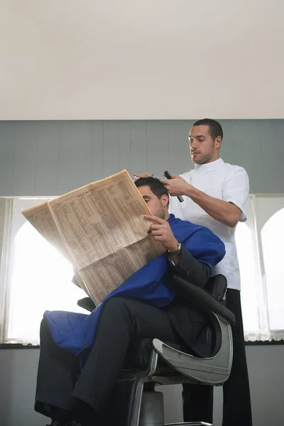 Zakenman Leest Krant Kapper Knippen Haar Kapperszaak — Stockfoto