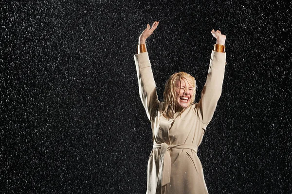 Braços Mulher Estendidos Sorrindo Chuva — Fotografia de Stock