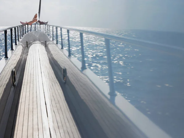 Oceano Refletido Lado Iate Com Mulher Sentada Fundo Seção Baixa — Fotografia de Stock