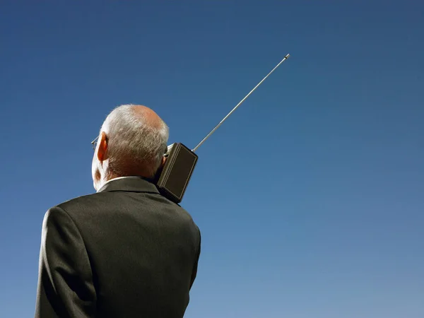 肩と肩の後ろのビューにラジオ付きのビジネスマン — ストック写真