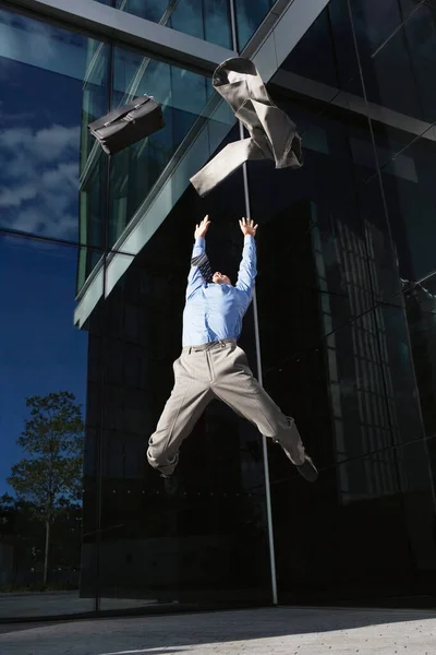 Homme Affaires Sauter Extérieur Bâtiment Jetant Veste Mallette Dans Air — Photo