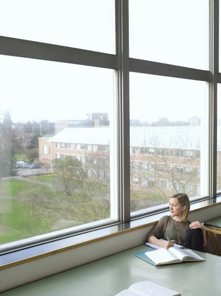 Jonge Vrouw Zit Leeszaal Door Het Raam — Stockfoto