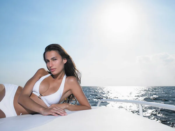 Jeune Femme Couchée Sur Yacht — Photo
