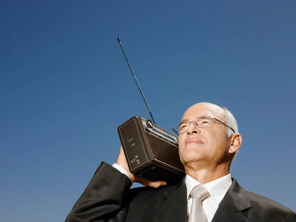 Empresário Com Rádio Cabeça Ombro Ombros — Fotografia de Stock