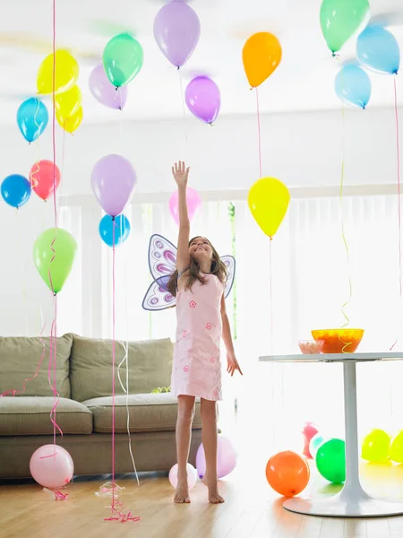 Genç Kız Oturma Odasında Balona Uzanan Peri Kanatlarıyla — Stok fotoğraf