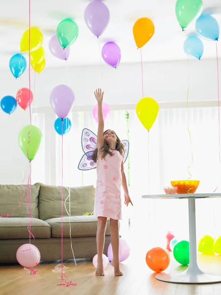 Chica Joven Con Alas Hadas Que Alcanzan Para Globo Sala — Foto de Stock