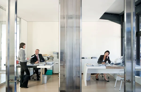 Τρεις Επιχειρηματίες Που Εργάζονται Στο Γραφείο — Φωτογραφία Αρχείου