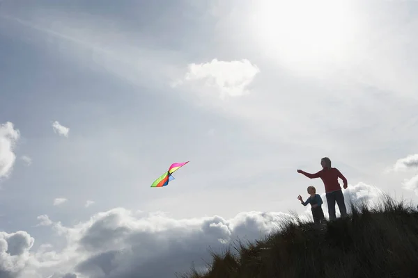 Silhouette Girl Father Flying Kite Dunes — Stock Photo, Image