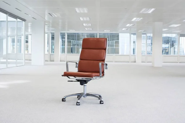 Boş Ofis Alanında Dönen Sandalye — Stok fotoğraf