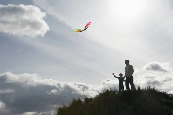 Silhouette Girl Father Flying Kite Dunes — Stock Photo, Image