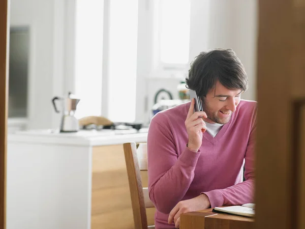 Homem Sentado Cozinha Usando Telefone — Fotografia de Stock