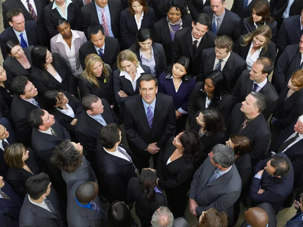 Gran Grupo Personas Negocios Que Rodean Hombre Mirando Hacia Arriba —  Fotos de Stock