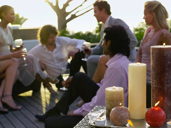 Vrienden Zitten Veranda Drinken Socialiseren Bij Kaarsregeling — Stockfoto