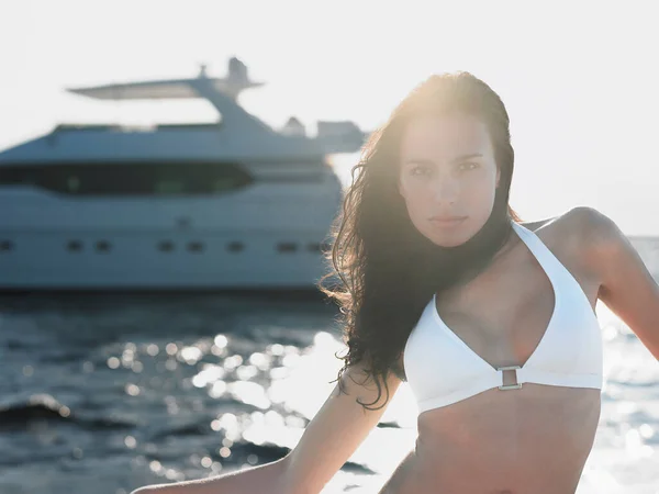 Junge Frau Bikini Gegen Das Meer Mit Jacht Hintergrund — Stockfoto