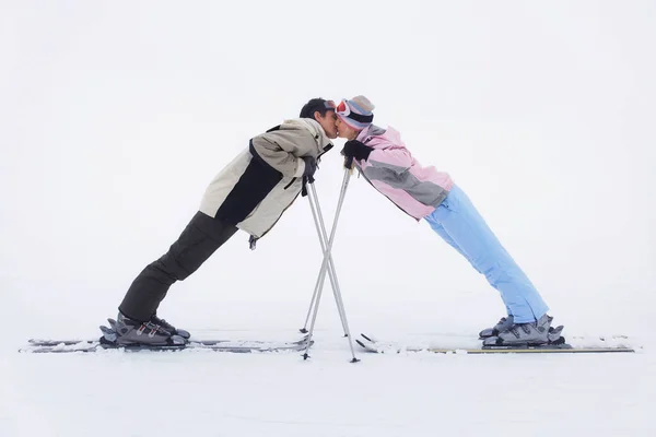 Paar Lehnt Sich Auf Skiern Stehend Aneinander — Stockfoto