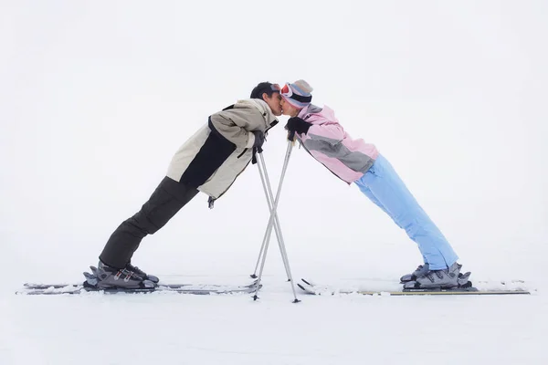 Koppel Leunend Naar Elkaar Staand Ski Zijaanzicht — Stockfoto