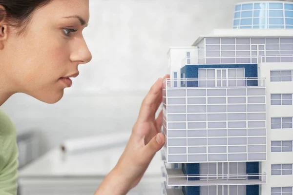 Mujer Adulta Inspeccionando Cerca Perfil Del Modelo Arquitectónico —  Fotos de Stock