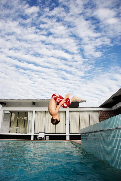 Jongen Springt Het Zwembad Zijaanzicht — Stockfoto