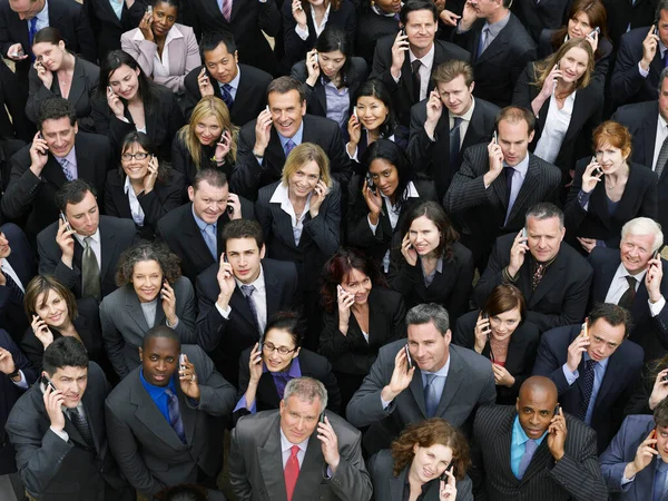 Gran Grupo Personas Negocios Que Utilizan Los Teléfonos Móviles Retrato — Foto de Stock