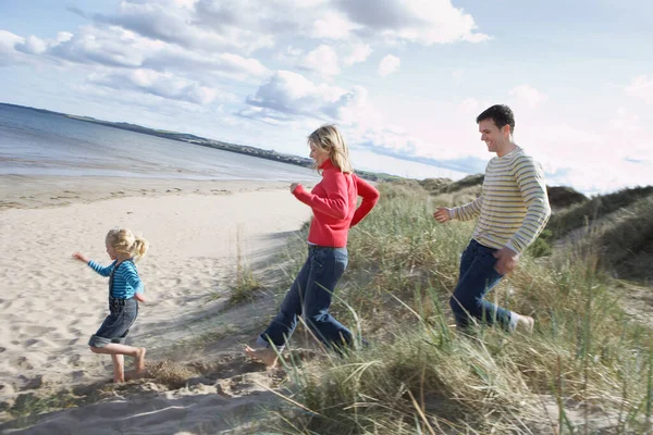 Parents Fille Courant Sur Plage — Photo