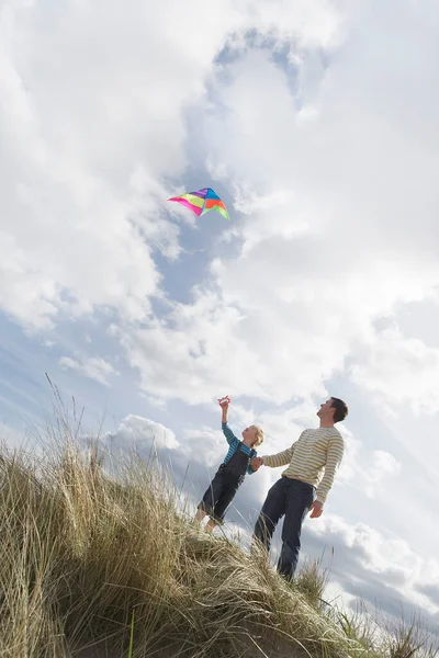 父亲和女儿 在沙丘上放风筝 — 图库照片