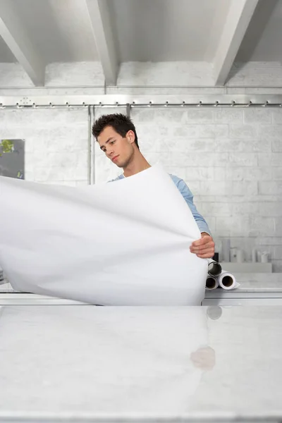 Homem Olhar Para Plano Construção — Fotografia de Stock