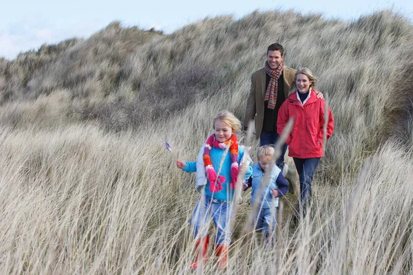 Çocuklu Ebeveynler Uzun Çimenlerde Yürüyorlar — Stok fotoğraf
