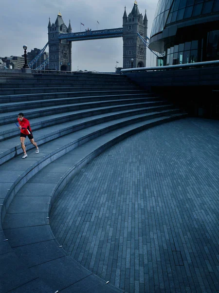 Corredor Masculino Correndo Longo Dos Degraus Anfiteatro Scoop Londres Inglaterra — Fotografia de Stock