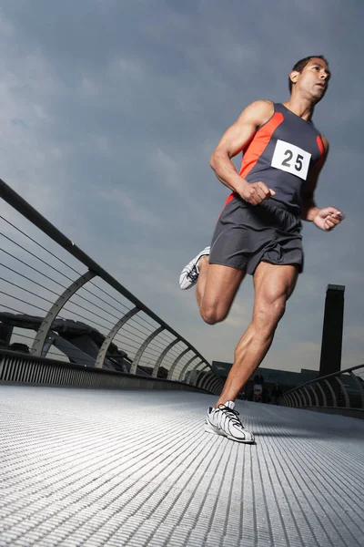 Atleta Corriendo Puente Peatonal Bajo Ángulo Vista Millennium Bridge Londres —  Fotos de Stock