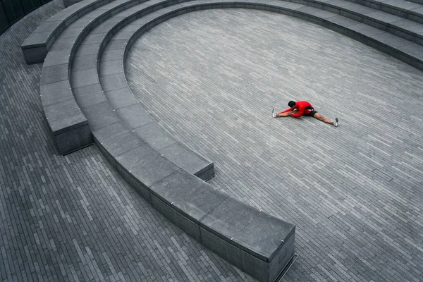 Man Stretching Het Scoop Amfitheater Londen Engeland Verheven Uitzicht — Stockfoto