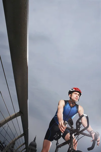 Велосипедист Пешеходном Мосту Низким Углом Обзора — стоковое фото