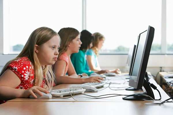 Niña Con Síndrome Usando Computadora Laboratorio Computación Niños Segundo Plano — Foto de Stock