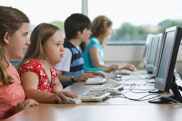 Niños Usando Computadora Laboratorio Computación — Foto de Stock