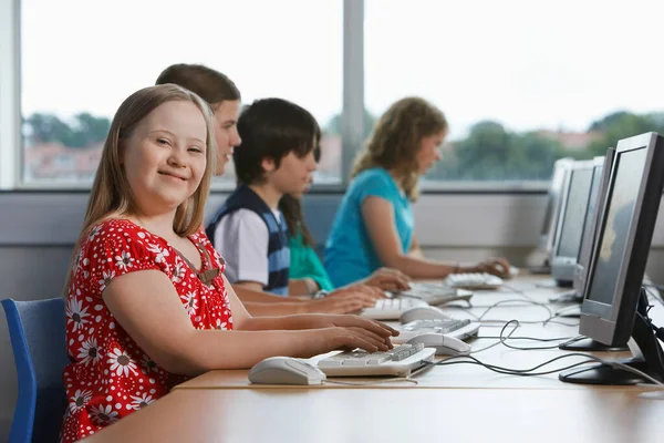 Portret Van Meisje Met Het Syndroom Van Bij Computerlabkinderen Achtergrond — Stockfoto