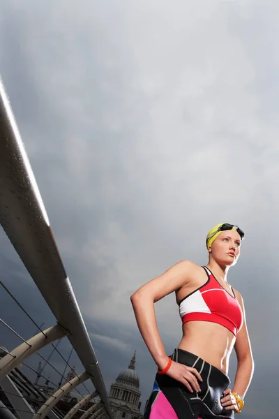 Kadın Yüzücü Yaya Köprüsünde Duruyor Düşük Açılı Millennium Köprüsü Londra — Stok fotoğraf