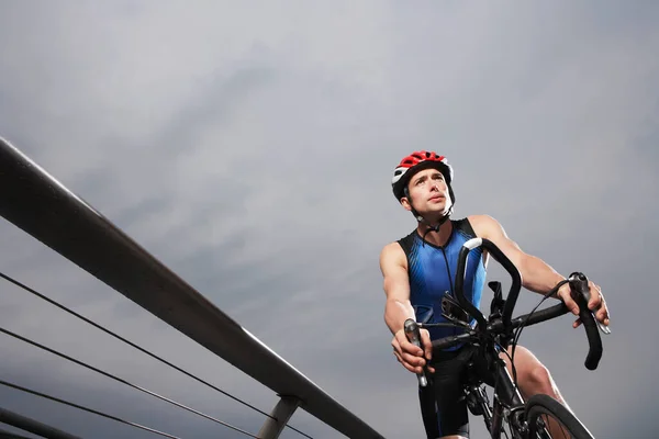 Ciclista Sella Ponte Pedonale Vista Basso Angolo — Foto Stock