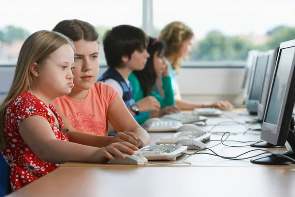 Twee Meisjes Met Behulp Van Computer Computerlab Kinderen Achtergrond — Stockfoto