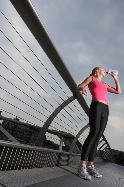 Mujer Pie Puente Pie Agua Potable Botella Bajo Ángulo Vista — Foto de Stock