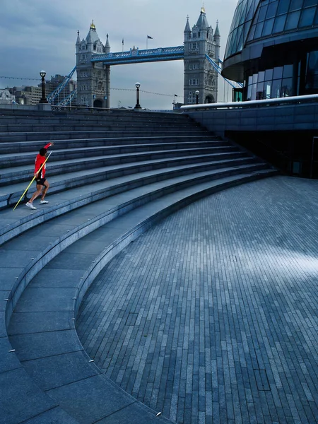 Hombre Lanzando Jabalina Los Escalones Del Anfiteatro Scoop Londres Inglaterra —  Fotos de Stock