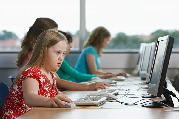 Menina Com Síndrome Usando Computador Crianças Laboratório Informática Segundo Plano — Fotografia de Stock