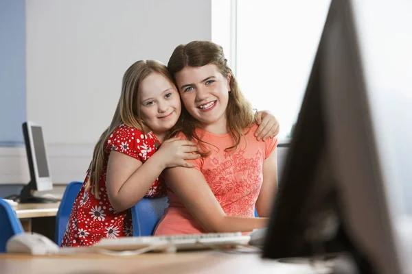 Portret Van Twee Meisjes Computerlab — Stockfoto