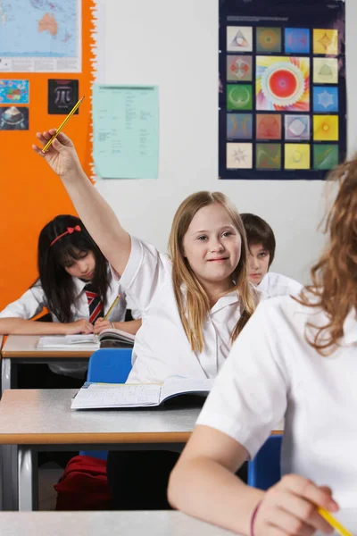 Niña Con Síndrome Levantando Mano Aula — Foto de Stock