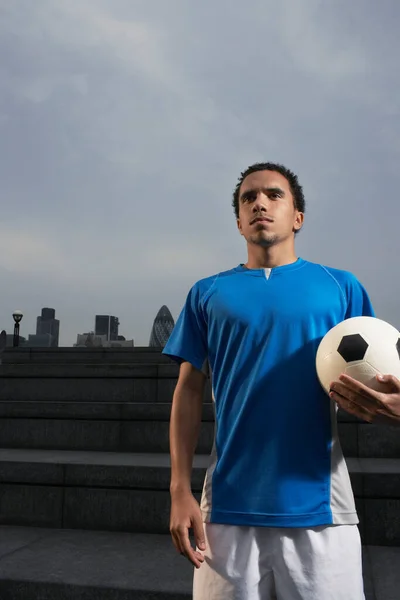 Mężczyzna Trzymając Piłkę Nożną Zewnątrz — Zdjęcie stockowe