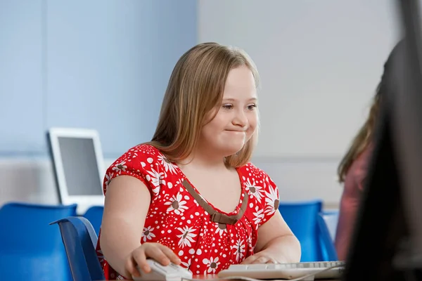 电脑实验室使用电脑治疗唐氏综合征的女孩 12岁 — 图库照片